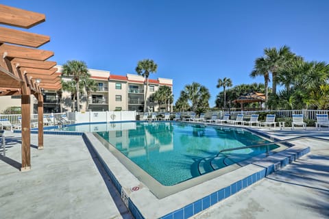 Walk to Beach & Bites! St Augustine Resort Condo Apartment in Butler Beach