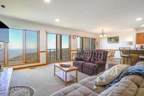 1 Mi to Wintergreen Resort: Mtn-View Condo! Apartment in Nelson County