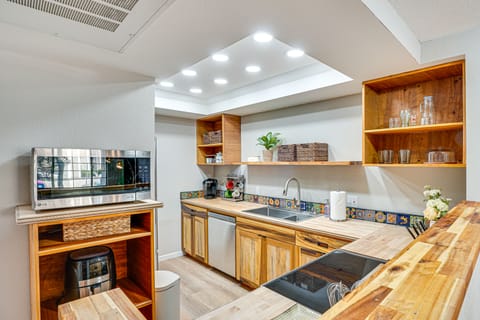 Pool & Hot Tub: Updated Tucson Condo w/ Workspace Apartment in Catalina Foothills