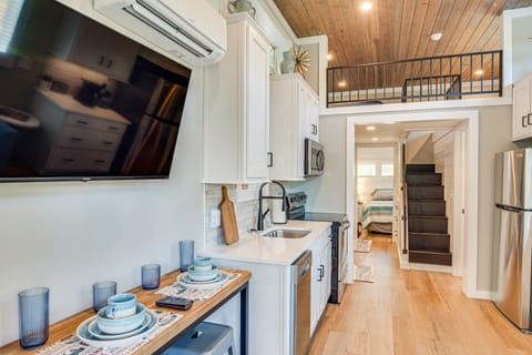 Deck, Grill & Fishing Pond: Modern Cookeville Gem House in Tennessee