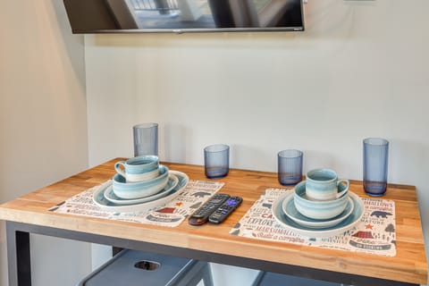 Deck, Grill & Fishing Pond: Modern Cookeville Gem House in Tennessee