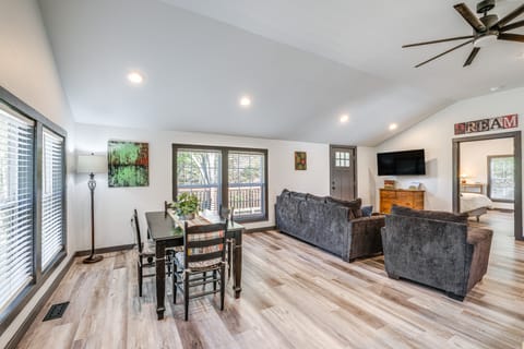 2 Mi to Warm Springs Pools: Home w/ Large Yard! House in Shenandoah Valley