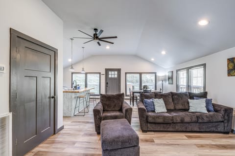 2 Mi to Warm Springs Pools: Home w/ Large Yard! House in Shenandoah Valley