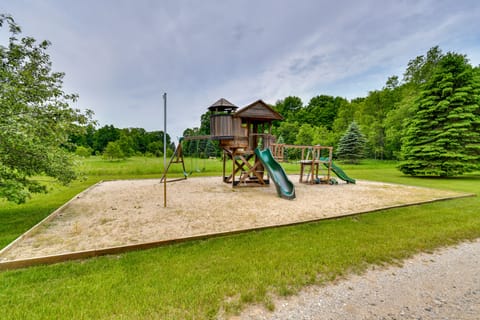 'The Country House' - Kalkaska Retreat w/ Fire Pit House in Michigan