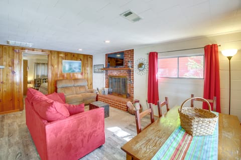 10 Mi to National Park: Patio at Hot Springs Home House in Garland County