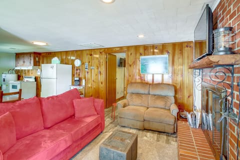 10 Mi to National Park: Patio at Hot Springs Home House in Garland County