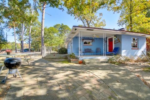 10 Mi to National Park: Patio at Hot Springs Home House in Garland County
