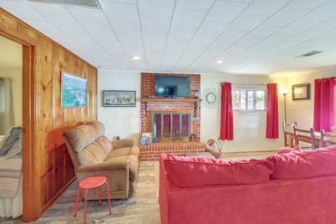 10 Mi to National Park: Patio at Hot Springs Home House in Garland County