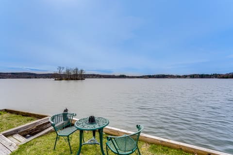 Lake Views & Dock Access - Pittsfield Cottage! Cottage in Lanesborough