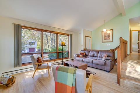 Near Water Parks: Pet-Friendly Tobyhanna Getaway! Cottage in Coolbaugh Township