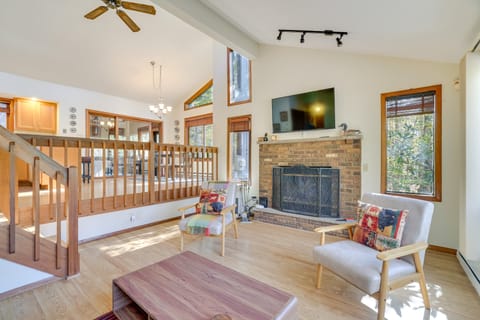 Near Water Parks: Pet-Friendly Tobyhanna Getaway! Cottage in Coolbaugh Township