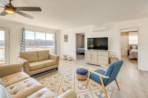 Decks & Boat Dock: 'The View on Lay Lake!' House in Alabama