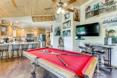 'The Bear's Den' Cabin: 8 Mi to Snow Summit! House in Southern California