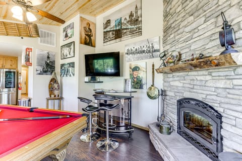 'The Bear's Den' Cabin: 8 Mi to Snow Summit! House in Southern California