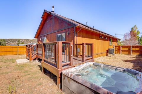 'The Bear's Den' Cabin: 8 Mi to Snow Summit! House in Southern California