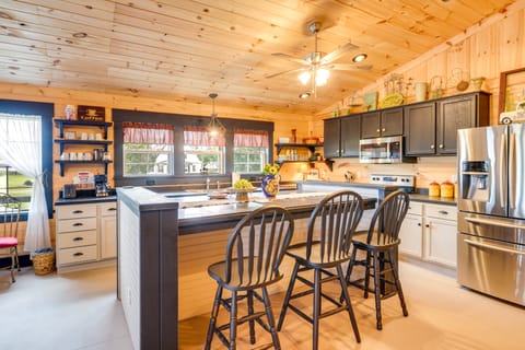 Loretto Cottage on Bourbon Trail w/ Fire Pit Cottage in Kentucky