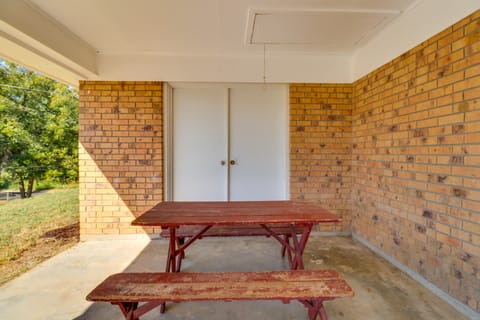 2 Mi to Dtwn Natchez: Cozy Home w/ Yard & Patio! House in Natchez