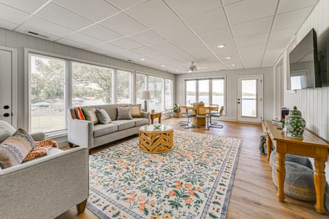 'Edgewater on Kentucky Lake' w/ Hot Tub & Games House in Lake Barkley