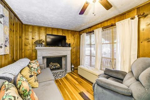 1 Mi to Buchanan Resort: Home w/ Deck & Yard! House in Tennessee