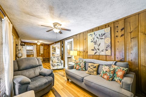 1 Mi to Buchanan Resort: Home w/ Deck & Yard! House in Tennessee