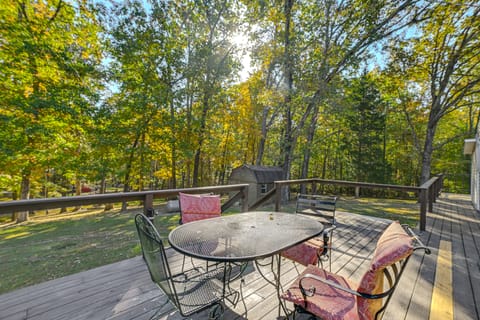 1 Mi to Buchanan Resort: Home w/ Deck & Yard! House in Tennessee