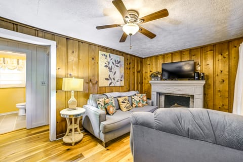 1 Mi to Buchanan Resort: Home w/ Deck & Yard! House in Tennessee