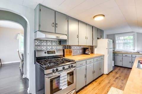 Large Yard & Fire Pit: Pet-Friendly Ravenna Home! House in Ohio