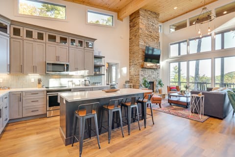 Modern Mtn Cabin w/ Deck & Views in Blue Ridge! House in Georgia