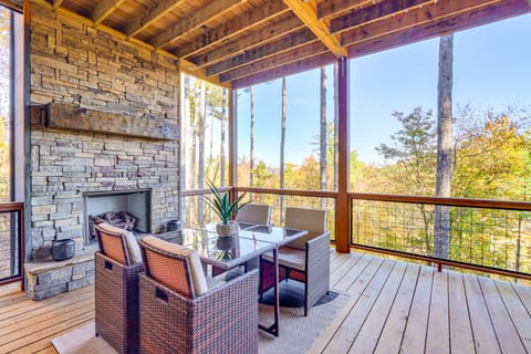 Modern Mtn Cabin w/ Deck & Views in Blue Ridge! House in Georgia