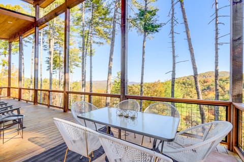 Modern Mtn Cabin w/ Deck & Views in Blue Ridge! House in Georgia