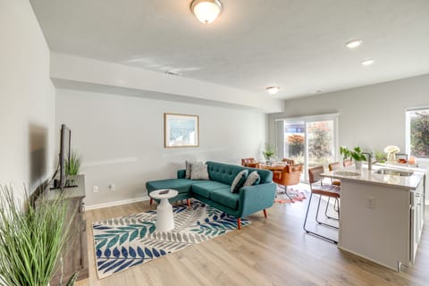 10 Mi to Grand Rapids: Modern Townhome! Apartment in Kentwood