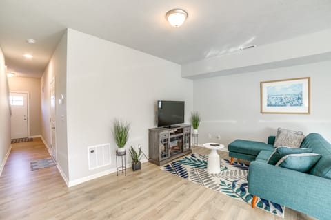 10 Mi to Grand Rapids: Modern Townhome! Apartment in Kentwood