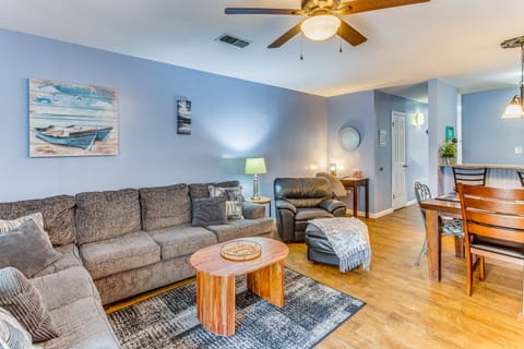 Walk to Ocean: Myrtle Beach Townhome w/ Patio Apartment in Myrtle Beach