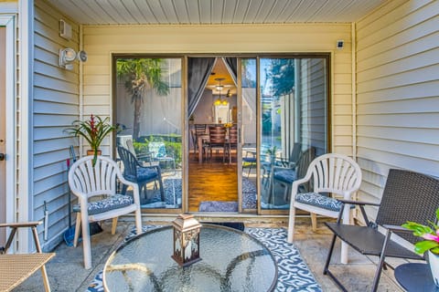 Walk to Ocean: Myrtle Beach Townhome w/ Patio Apartment in Myrtle Beach