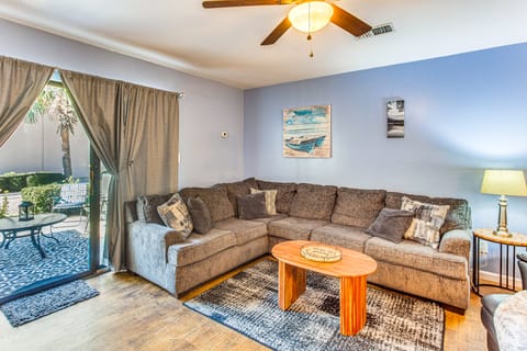 Walk to Ocean: Myrtle Beach Townhome w/ Patio Apartment in Myrtle Beach