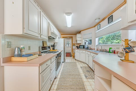 4 Mi to Ski Cloudcroft: Family Escape w/ Fireplace House in Cloudcroft