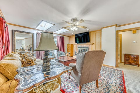 4 Mi to Ski Cloudcroft: Family Escape w/ Fireplace House in Cloudcroft