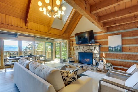 3 Mi to Dtwn: Mtn-View Cabin in Gatlinburg! House in Gatlinburg