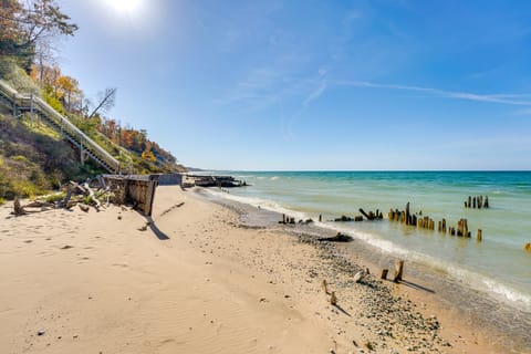 Cottage w/ Private Beach + Fire Pit in Manistee! Cottage in Wisconsin