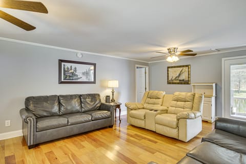 Walk to Marina! Prosperity Home w/ Screened Porch House in Leesville