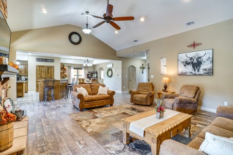 4 Mi to Dtwn: Home w/ Pool in Stephenville! House in Stephenville