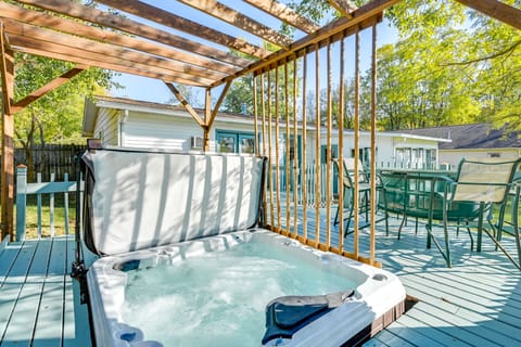 Sand Lake Retreat: Canal Access & Large Yard! House in Ohio