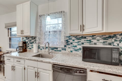 7 Mi to Downtown Minneapolis: Home w/ Fire Pit! House in Richfield