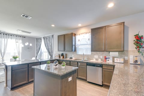 Fenced Yard & Gas Grill: Spacious Home in Richmond House in Houston