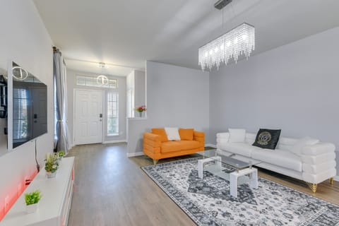 Fenced Yard & Gas Grill: Spacious Home in Richmond House in Houston