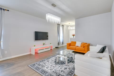 Fenced Yard & Gas Grill: Spacious Home in Richmond House in Houston