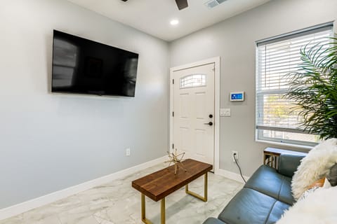 Small-Town Charm & Patio Dining: Home in Madera! House in Madera