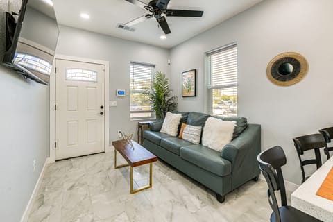 Small-Town Charm & Patio Dining: Home in Madera! House in Madera