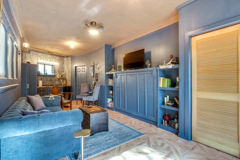 Grill & Rooftop Deck: Cozy Hideaway in Garfield Apartment in Beaver Lake