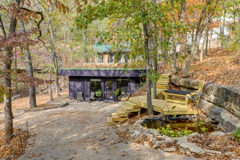 Grill & Rooftop Deck: Cozy Hideaway in Garfield Apartment in Beaver Lake
